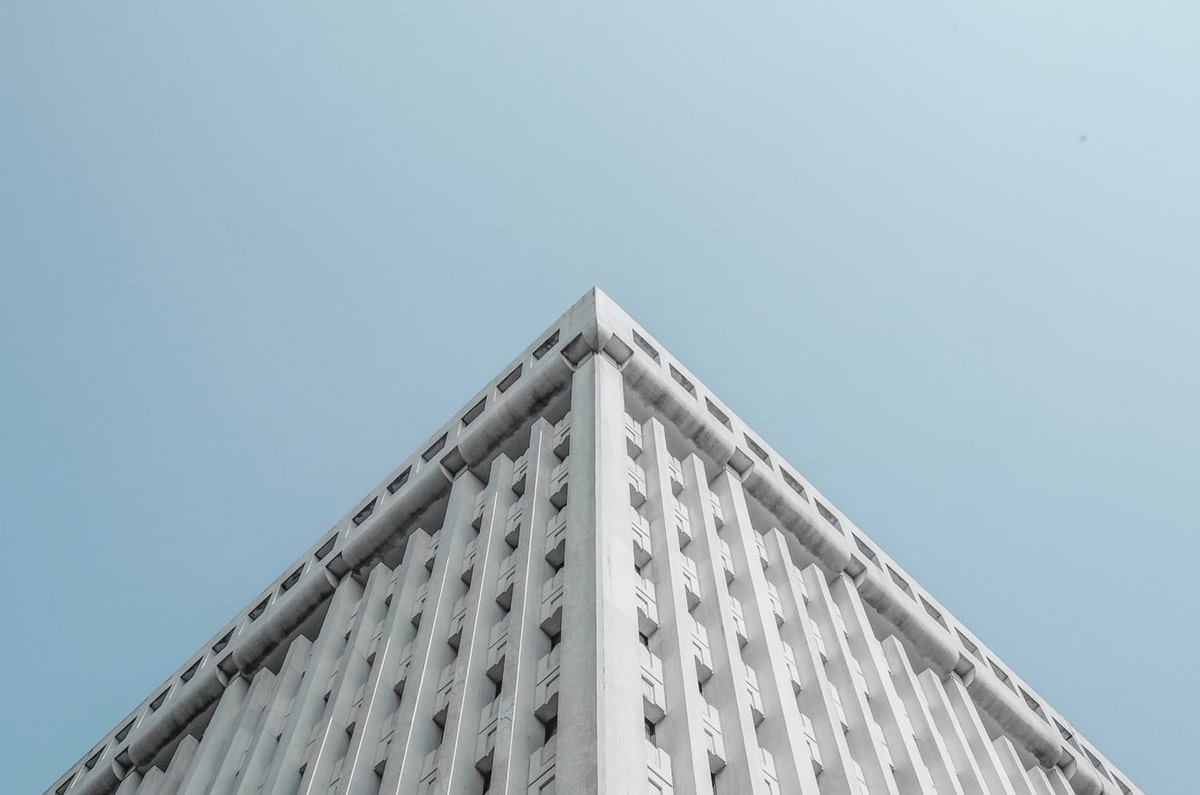 开云在线-送花环节延续，仪式感拉满！2026上海女子半程马拉松鸣枪起跑，8000名女性跑者用脚步诠释“她力量”